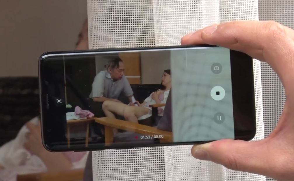 Con dâu gian díu với bố chồng bị gã quản lý khu phố phát hiện